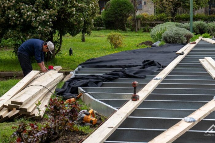 San Martín de los Andes: comenzó la colocación de maderas en el deck de la Plaza del Centenario para el Monumento a los Pioneros